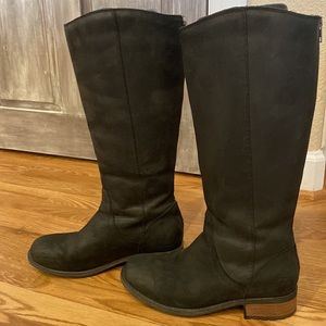 Black Ugg boots